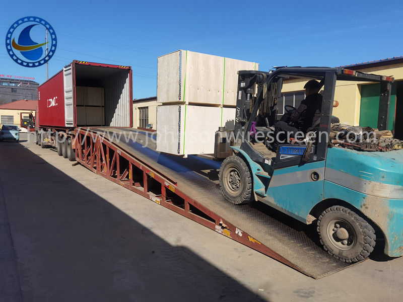 Schermo a filo ad acqua a fessura continua a base di canna di tipo Johnson